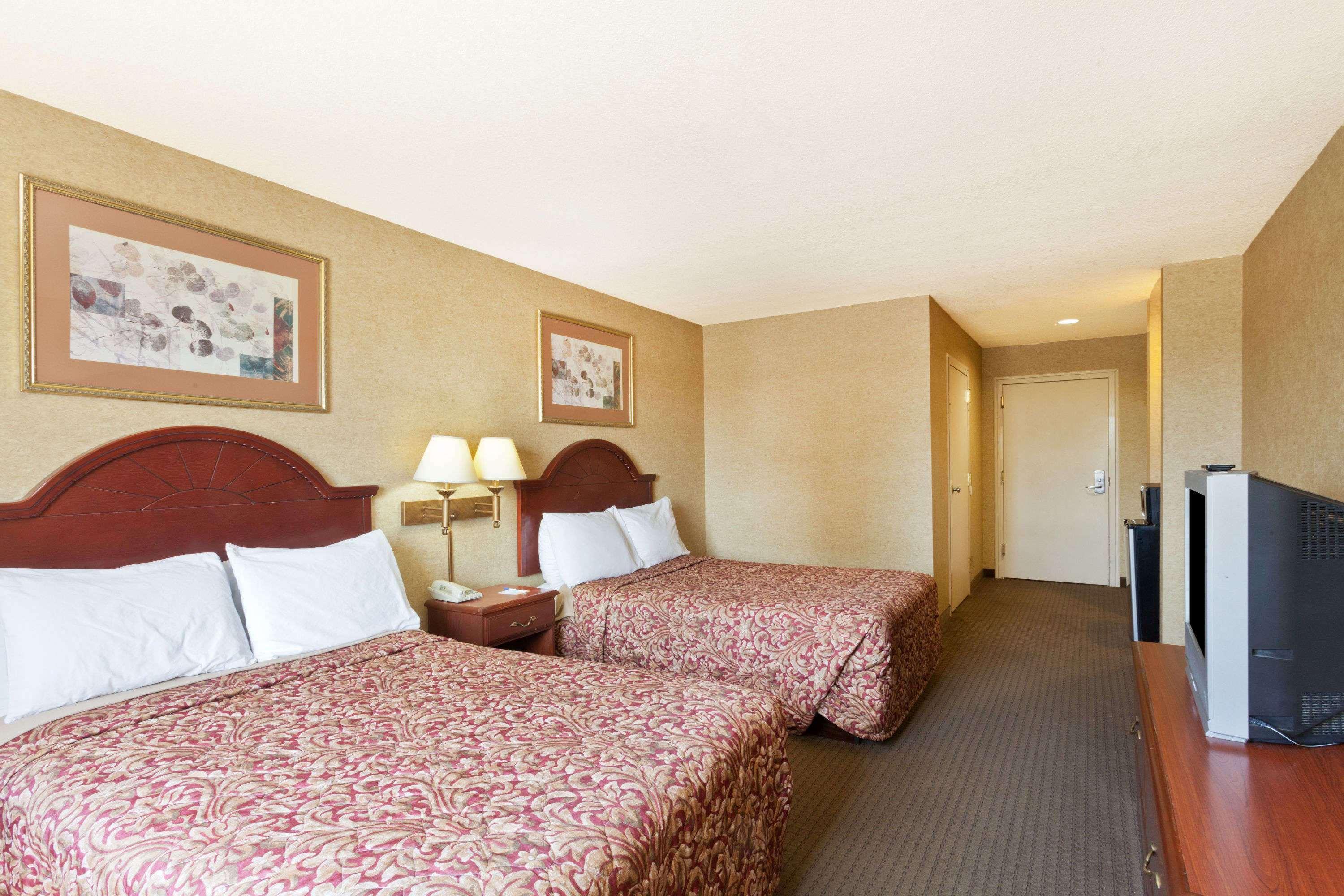 Days Inn & Suites By Wyndham Wynne Екстер'єр фото