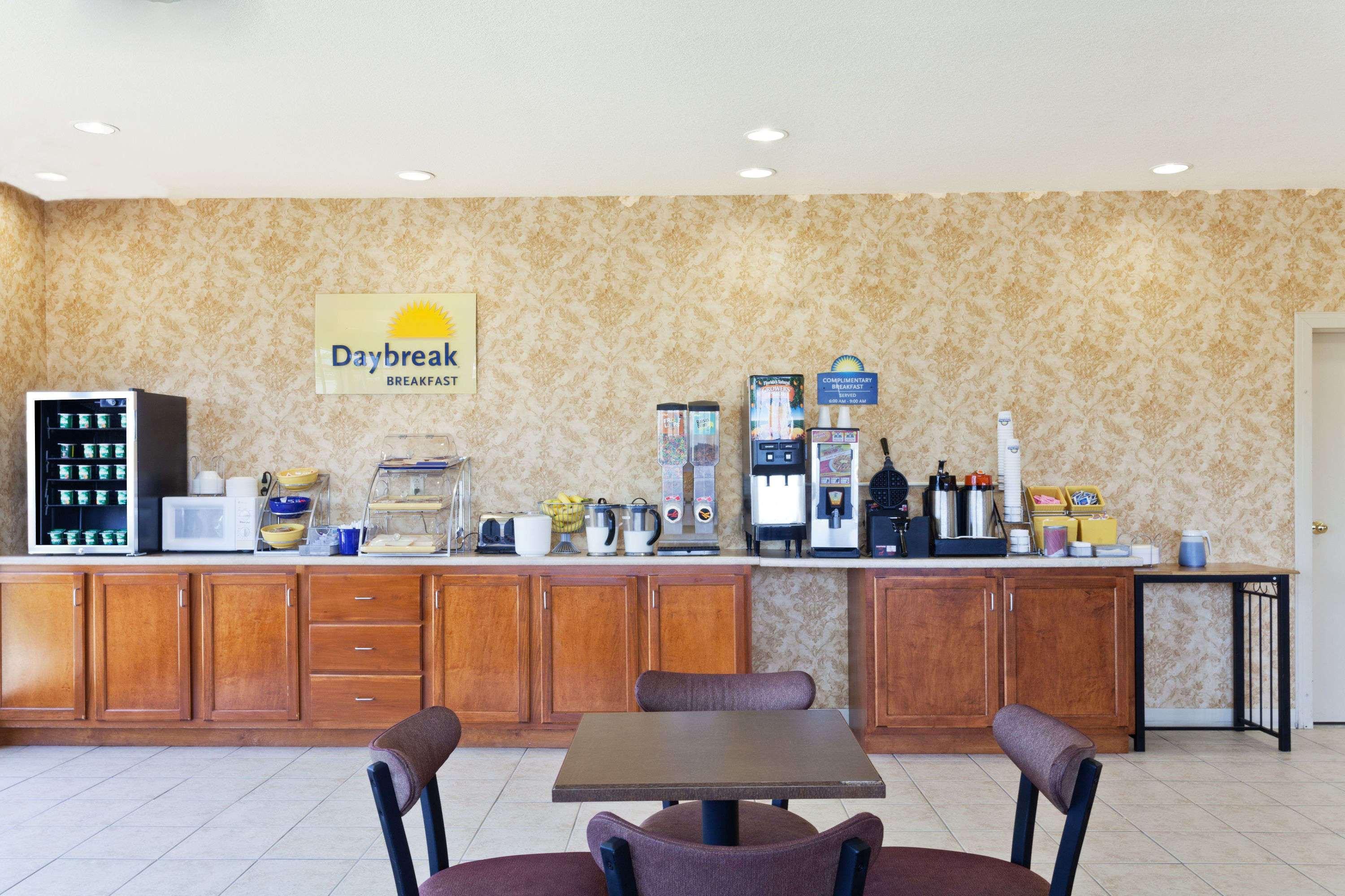Days Inn & Suites By Wyndham Wynne Екстер'єр фото