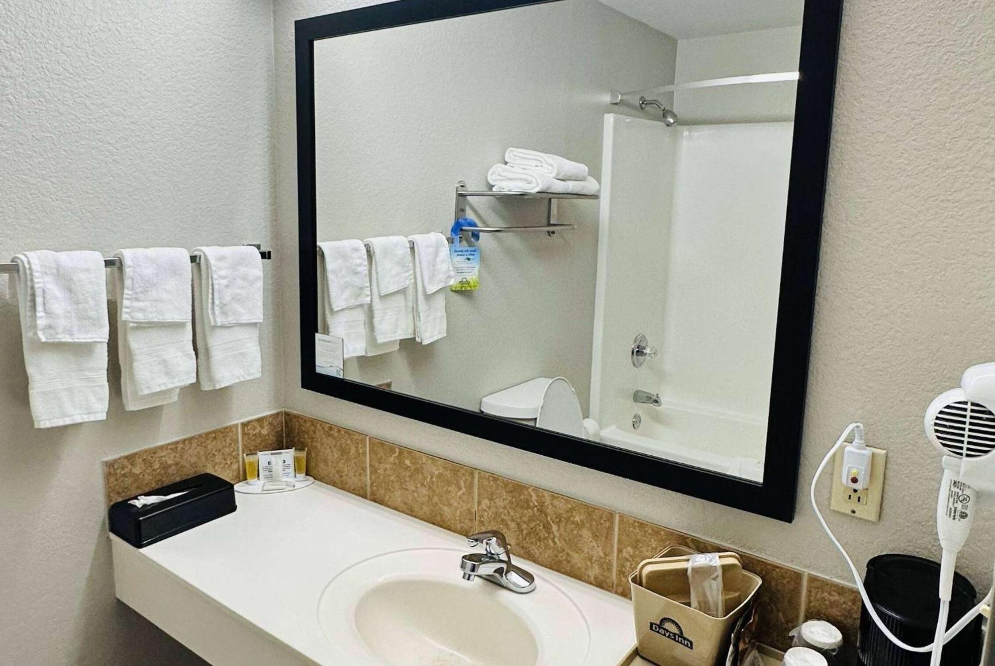 Days Inn & Suites By Wyndham Wynne Екстер'єр фото